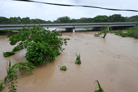 Le fleuve Rio Cobre sorti de son lit, près de Saint Catherine, en Jamaïque, le 28 octobre 2025.
