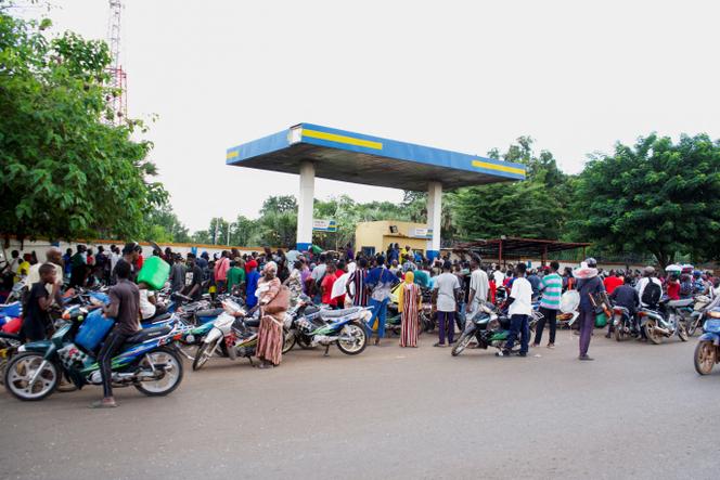 Pessoas se reúnem em um posto de gasolina devido à falta de gasolina em Bamako, Mali, em 7 de outubro de 2025.