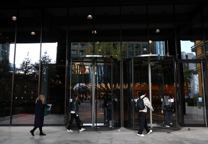 Funcionários entram nos escritórios da Amazon em Londres, Grã-Bretanha, em 28 de outubro de 2025.