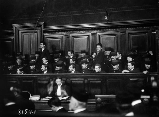 Procès de la « bande à Bonnot », à Paris, le 7 février 1913. Victor Serge est au premier rang (le quatrième à partir de la droite) et Rirette Maîtrejean probablement au dernier rang (au-dessus de Victor Serge).