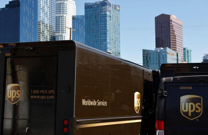 Des camions UPS, à Los Angeles, le 28 octobre 2025.
