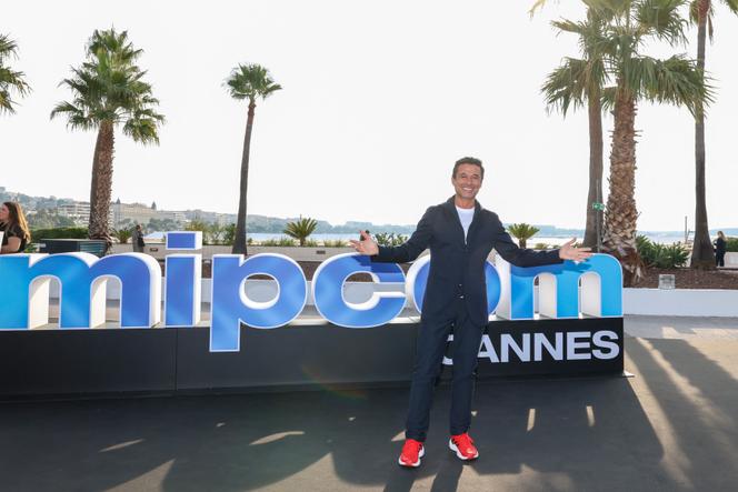 Pedro Pina, vice-presidente e diretor do YouTube, participa na sessão fotográfica inaugural do Mercado Internacional de Programas de Comunicação, em Cannes (Alpes-Marítimos), dia 13 de outubro de 2025.