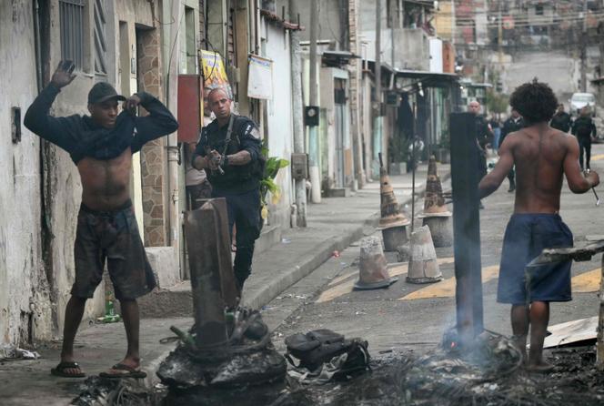 Um policial brande sua arma durante uma operação policial na favela Vila Cruzeiro, Complexo da Penha, no Rio de Janeiro, Brasil, em 28 de outubro de 2025.