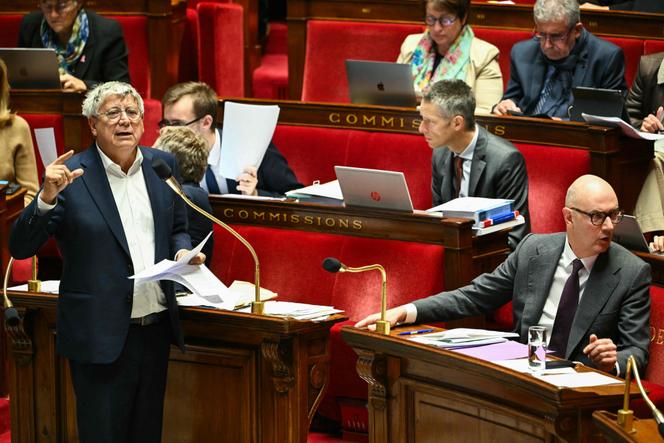 Le président (La France insoumise) de la commission des finances de l’Assemblée nationale, Eric Coquerel (à gauche), lors de l’examen du projet de loi de finances pour 2026, au Palais-Bourbon, à Paris, le 28 octobre 2025.