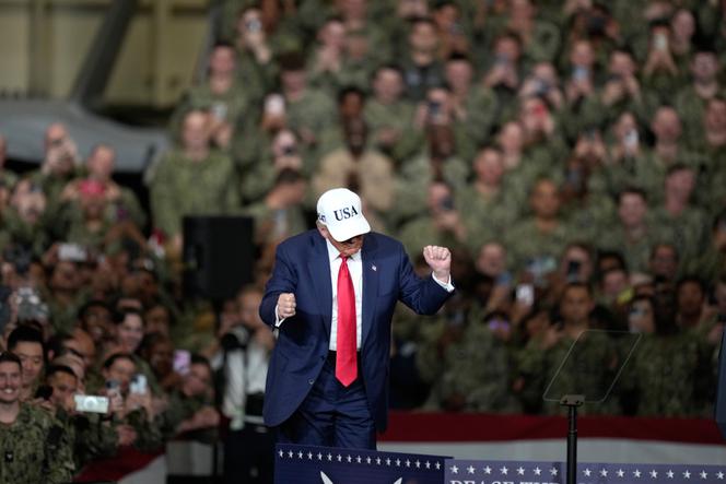 Donald Trump à son arrivée, à bord de l’USS « George-Washington », à la base de la marine américaine de Yokosuka, au sud de Tokyo, le 28 octobre 2025.
