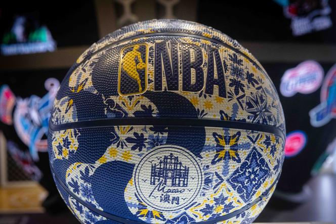 Ballon de basket de Macao  au stand Wilson de la NBA House, avant le match de présaison NBA entre les Phoenix Suns et les Brooklyn Nets, à la Venetian Arena de Macao, le 12 octobre 2025.