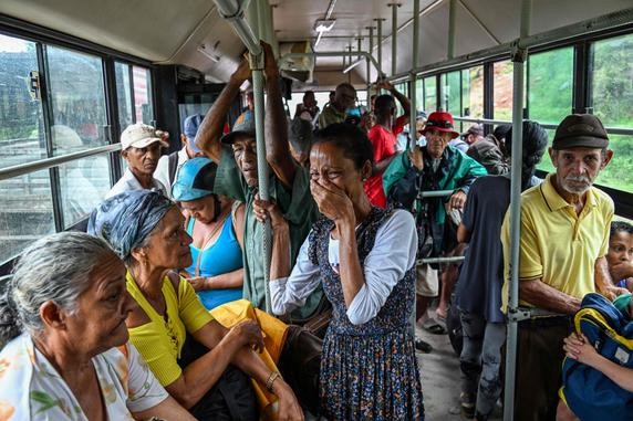 Un bus évacuant les habitants de Playa Siboney, avant l’arrivée de l’ouragan Melissa, à Santiago de Cuba, le 28 octobre 2025. 