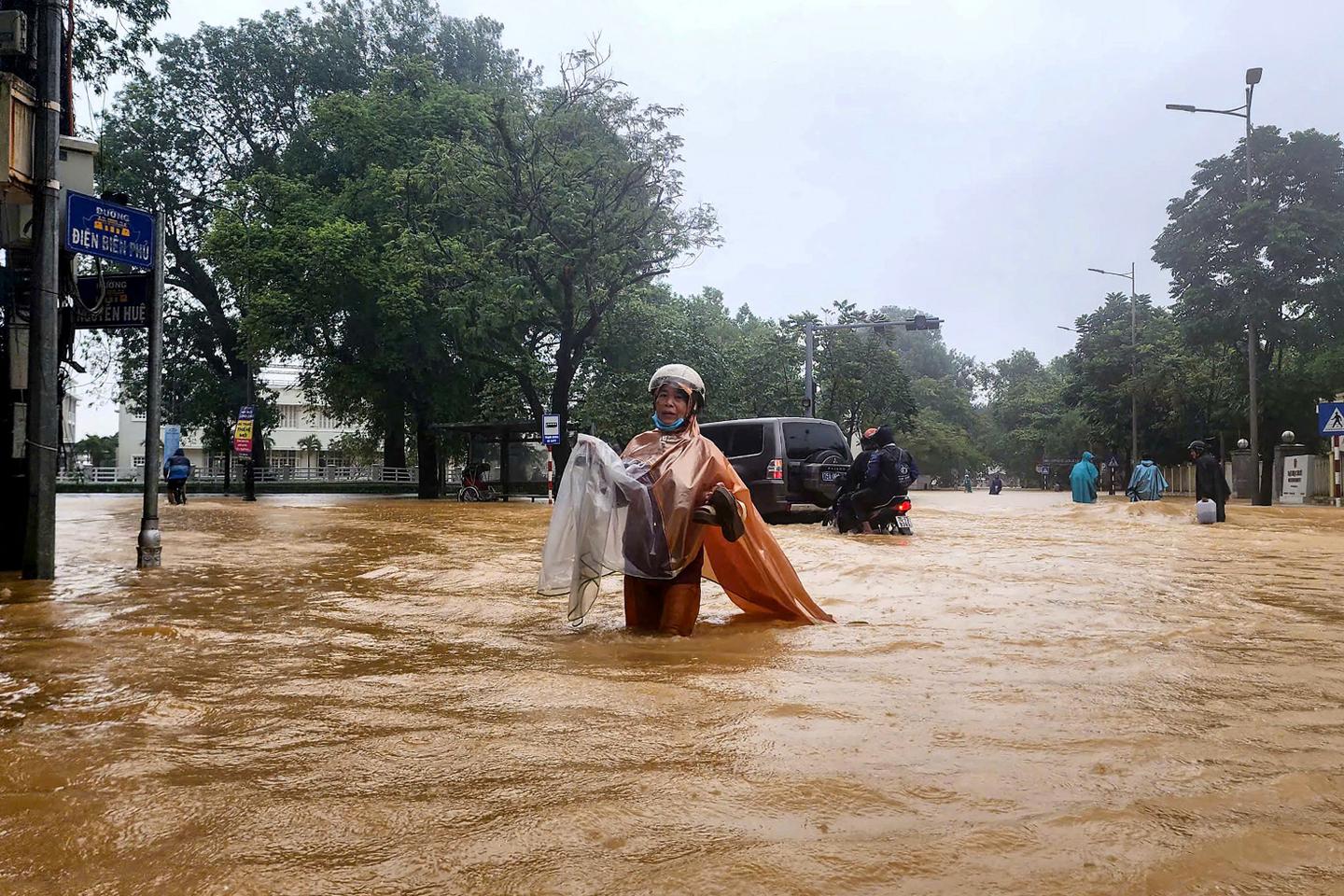 Au Vietnam, des milliers de personnes évacuées après des pluies diluviennes dans le centre du pays