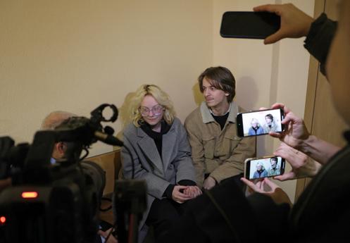 Diana Loguinova et Alexandre Orlov, du groupe StopTime, lors de leur audience au tribunal de Saint-Pétersbourg, en Russie, le 29 octobre 2025.