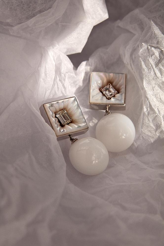 Des boucles d’oreilles en or blanc, nacre, diamants et perles Hippopus de la marque Melanie Georgacopoulos.