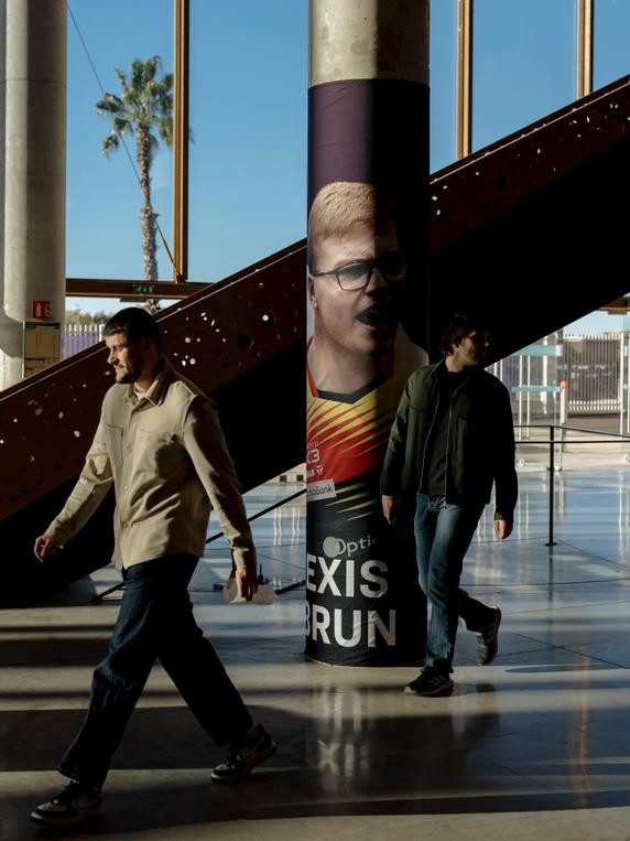 Des supporteurs devant une affiche d’Alexis Lebrun dans l’Arena lors du tournoi WTT Champions, au Sud de France Arena, à Pérols (Hérault), le 28 octobre 2025.