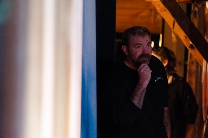 Graham Platner, candidat au Sénat américain pour l’Etat du Maine, avant une réunion publique au Leavitt Theatre, à Ogunquit, dans le Maine, le 22 octobre 2025. 