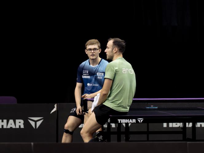 Alexis Lebrun et Simon Gauzy, pendant un entraînement, à l’Arena Sud de France, à Pérols, en périphérie de Montpellier, le 28 octobre 2025.