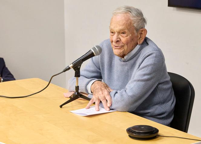 Claude Perdriel, dirigeant propriétaire du groupe Perdriel, réunit le personnel de « Challenges » à la suite de la vente du titre de presse au groupe LVMH, à Paris, mercredi 29 octobre 2025.
