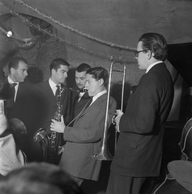 Le saxophoniste Gérard Badini en concert dans une cave, à Paris, en 1957.