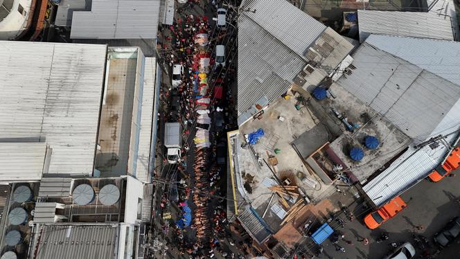 Des corps alignés sur le sol au lendemain d’une opération policière meurtrière contre le trafic de drogue dans la favela do Penha, à Rio de Janeiro, au Brésil, le 29 octobre 2025. 
