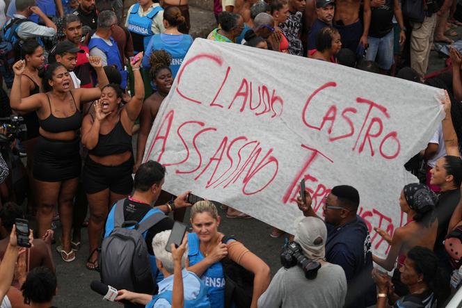 Une pancarte sur laquelle est écrit « Claudio Castro meurtrier », au lendemain de l’opération antidrogue tenue à Rio de Janeiro, Brésil, le 29 octobre 2025. 
