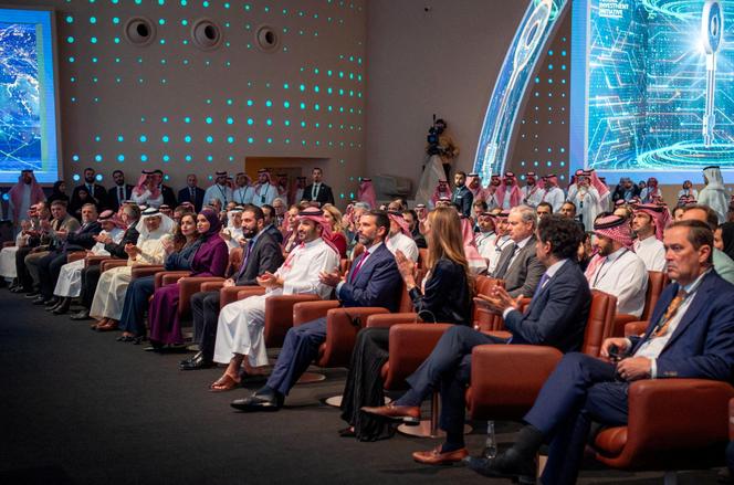 Le prince héritier saoudien, Mohammed Ben Salmane, le président syrien, Ahmed Al Charaa, et Donald Trump Jr., le vice-président de la Trump Organization, au forum Future Investment Initiative (FII) à Riyad, le 29 octobre 2025.