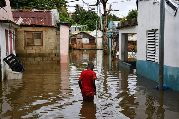 Une rue inondée après le passage de l’ouragan Melissa, dans le quartier de Las Cucarachas à Saint-Domingue, en République dominicaine, le 28 octobre 2025. 
