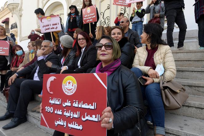 La présidente de l’Association tunisienne des femmes démocrates (ATFD), Yosra Frawes, lors de la manifestation contre les violences faites aux femmes, le 6 mars 2021, à Tunis.