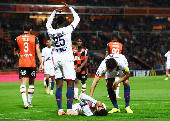 L’attaquant du Paris Saint-Germain, Désiré Doué, au sol à la suite d’une blessure lors d’un match de Ligue 1 face à Lorient, le 29 octobre 2025 à Lorient (Morbihan).