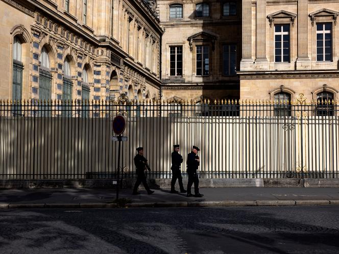 Une patrouille de CRS, quai François-Mitterrand, sous les fenêtres de la galerie Apollon où a eu lieu le cambriolage du Louvre à Paris, le 27 octobre 2025. 