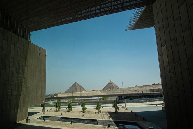 Vue sur le complexe pyramidal de Gizeh depuis le Grand Musée égyptien, dans la banlieue du Caire, le 5 mai 2025.