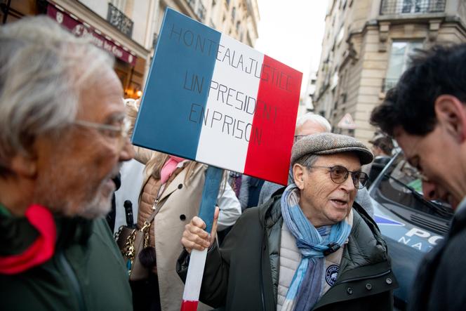 Manifestation de soutien à Nicolas Sarkozy, avant son départ pour la prison de la Santé, à Paris, le 21 octobre 2025.
