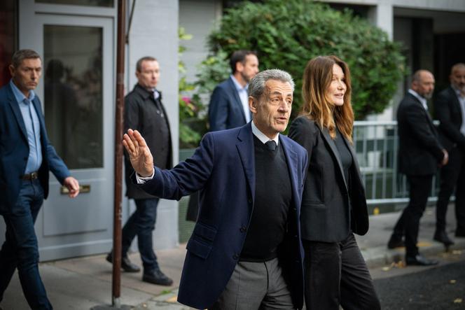 Nicolas Sarkozy avec son épouse, Carla Bruni, à la sortie de son domicile pour se rendre à la prison de la Santé, à Paris, le 21 octobre 2025.