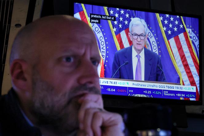 La conférence de presse du président de la Réserve fédérale américaine, Jerome Powell, diffusée sur les écrans de la Bourse de New York, le 29 octobre 2025.