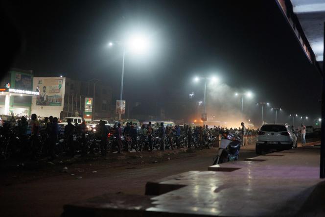 Des centaines de personnes font la queue devant une station-service, à Bamako (Mali), le 27 octobre 2025, en raison de la pénurie de carburant.