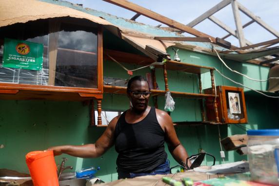 Une victime de Melissa nettoie son restaurant après le passage de l’ouragan, à Goshen (Jamaïque), le 29 octobre 2025. 