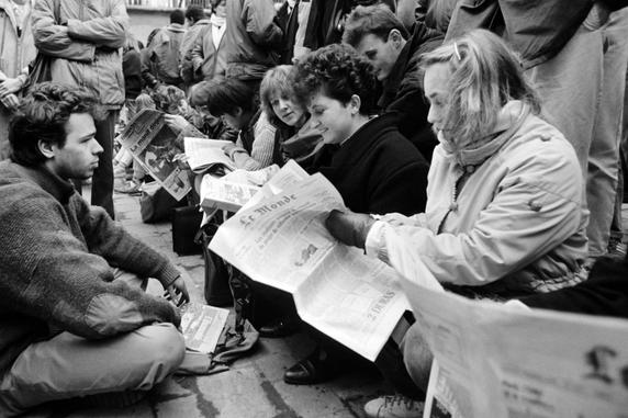Des étudiants devant l’université de Jussieu, à Paris, le 5 décembre 1986.