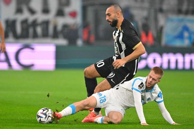 Arthur Vermeeren et Himad Abdelli lors du match de Ligue 1 entre l’Olympique de Marseille (OM) et le SCO Angers au stade Orange Vélodrome stadium à Marseille, le 29 October 2025.