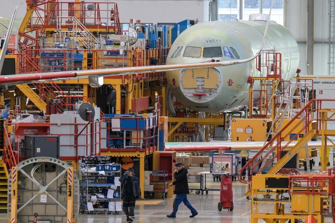 Sur une chaîne de production de l’usine Airbus de Hambourg (Allemagne), le 14 avril 2025.
