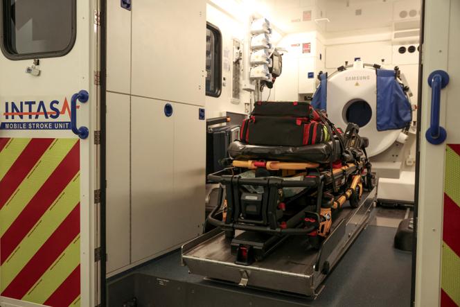 L’intérieur d’une ambulance de l’unité mobile d’AVC, au service d’aide médicale urgente (SAMU) de Paris, à l’hôpital Necker, le 22 juillet 2025.