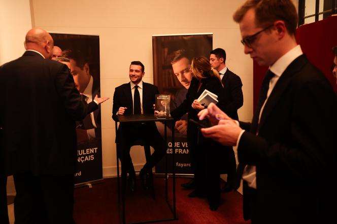 Le président du Rassemblement national, Jordan Bardella, dédicace son livre au Théâtre Marigny, à Paris, le 28 octobre 2025. 