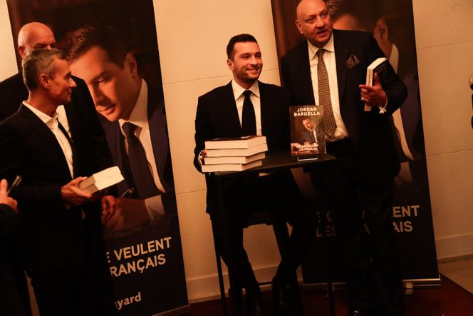 Jordan Bardella pour la sortie de son nouveau livre au Théâtre de Marigny, à Paris, le 28 octobre 2025. 
