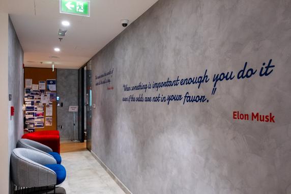 Un couloir de l’EM Normandie, à Dubaï (Emirats arabes unis), le 15 octobre 2025.