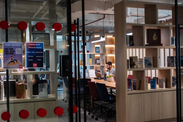 La bibliothèque de l’EM Normandie, à Dubaï (Emirats arabes unis), le 15 octobre 2025.