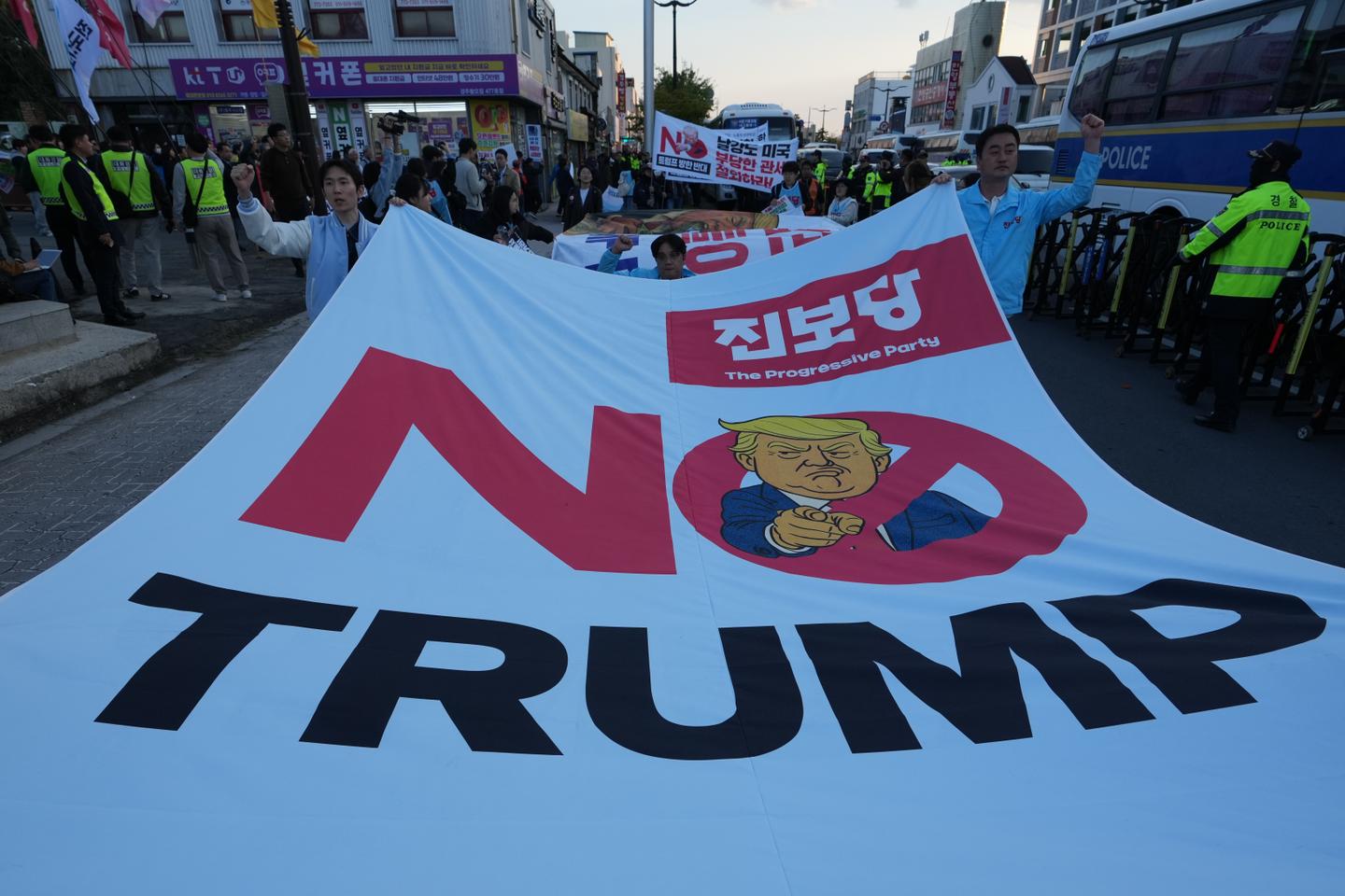 « No Trump » : En Corée du Sud, des manifestations contre la venue des présidents américains et chinois