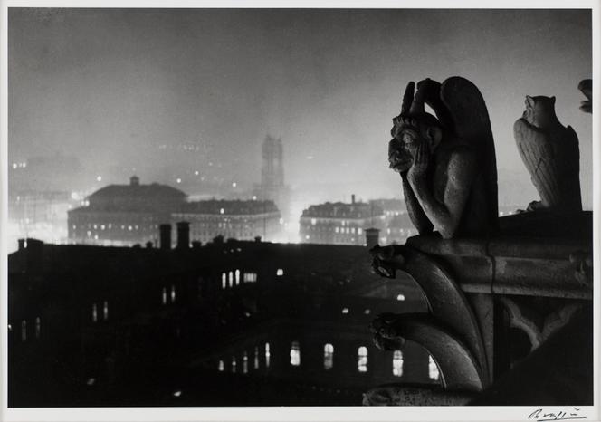 « Vue nocturne de Notre-Dame sur Paris et la tour Saint-Jacques » (1933), de Brassaï.