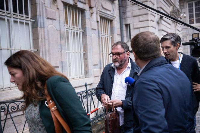 L’ancien anesthésiste Frédéric Péchier (au centre), à son arrivée au tribunal de Besançon, le 9 septembre 2025.