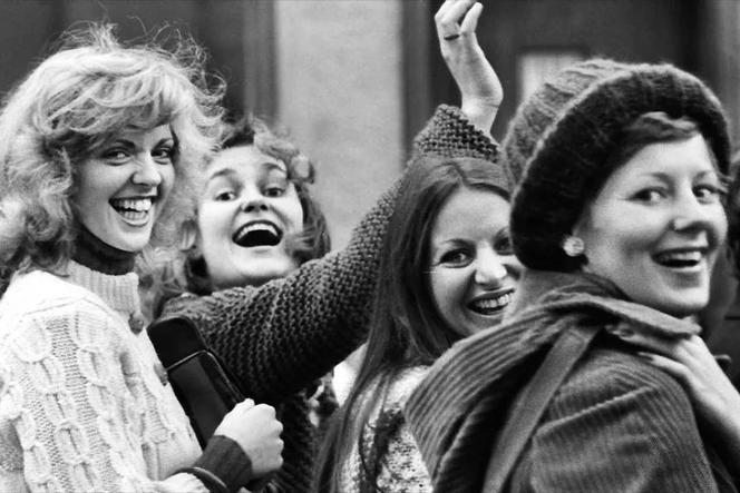 Des employées de la radio publique islandaise se rendent à la manifestation organisée, le 24 octobre 1975, par le mouvement des Chaussettes rouges.