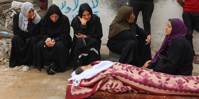 Lors des funérailles de Palestiniens tués lors d’une attaque aérienne israélienne, à l’hôpital Al-Shifa de Gaza, le 29 octobre 2025.