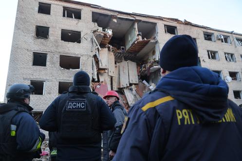 Des secouristes ukrainiens sur le site d’un immeuble résidentiel abimé lors d’un raid aérien nocture mené par la Russie, à Zaporijia (Ukraine), le 30 octobre 2025.