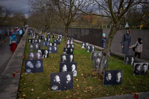 Le mur où sont inscrits les noms et les portraits des victimes lors d’une cérémonie commémorative au mémorial du champ de tir de Boutovo - un lieu d’exécution situé à l’extérieur de Moscou où plus d’un millier de prisonniers ont été exécutés en 1937-1938 -, à l’occasion de la Journée du souvenir des victimes de la répression politique, à Moscou, en Russie, le jeudi 30 octobre 2025.