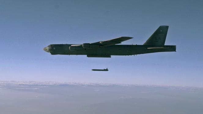 Un B52 américain lâche un missile de croisière AGM-86B non armé lors d’un programme d’évaluation des armes nucléaires, au-dessus de l’Utah, en septembre 2014.