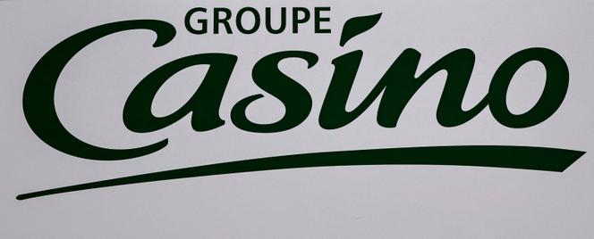 Le logo du groupe français de grande distribution Casino, affiché lors de l’Assemblée générale de Casino, à Paris, le 11 juin 2024.
