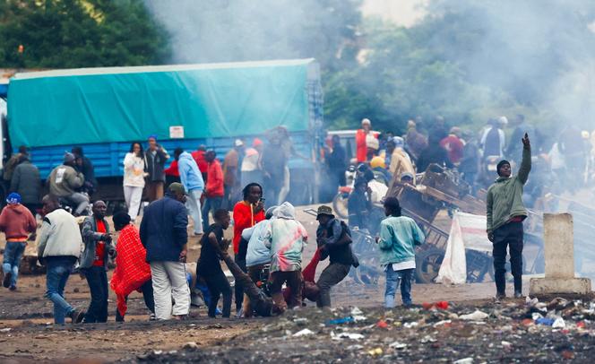 Durante os protestos pós-eleitorais contra a vitória da Presidente Samia Suluhu Hassan, no posto fronteiriço de Namanga, Tanzânia, 30 de outubro de 2025.